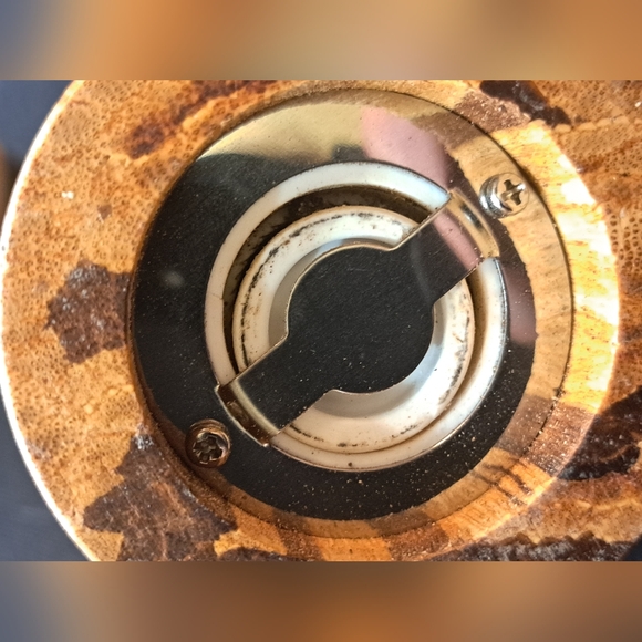 Beautiful Wood Salt & Pepper Shaker/Grinder, Tall Walnut Wood. - Picture 8 of 8